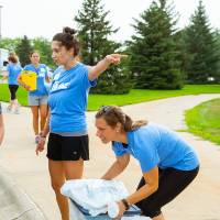 Alumnae volunteer at Move-In